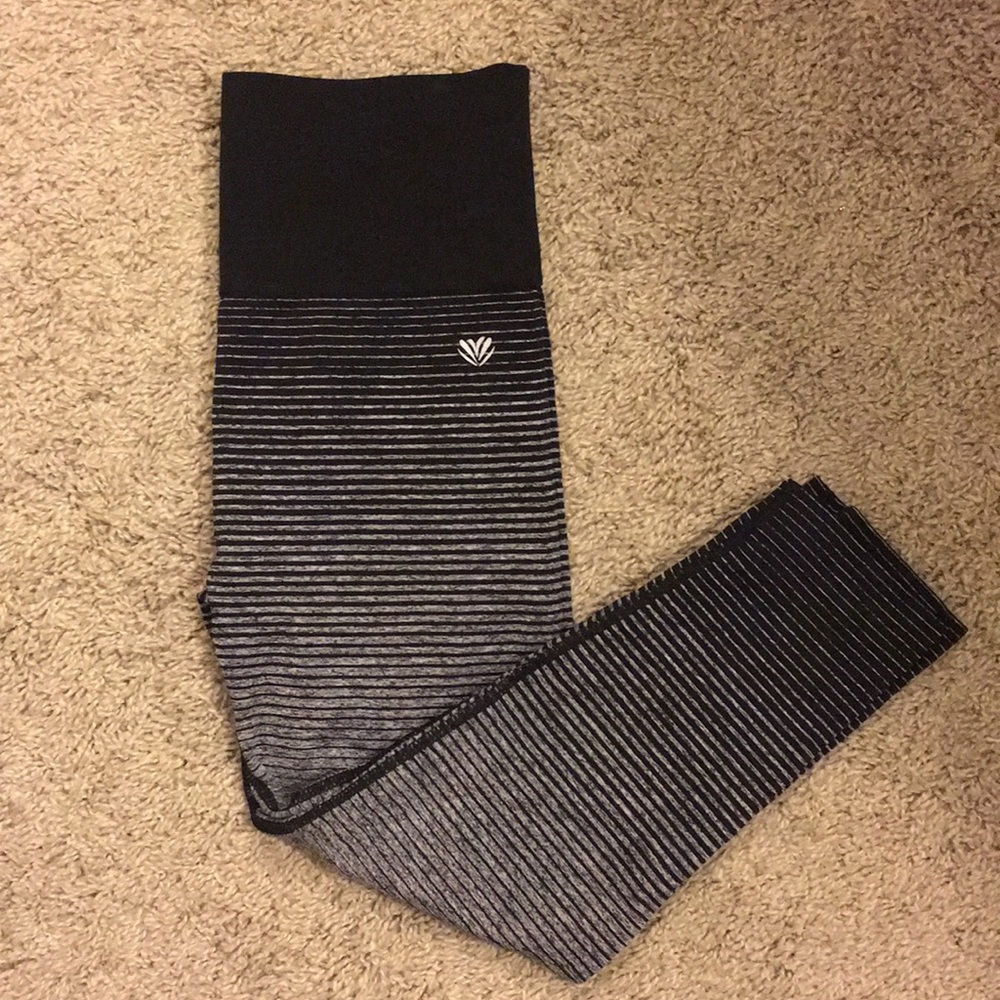 LIKE NEW High Waisted Workout Crops